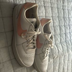Nike Court Vision Low, dusty pink/peach details